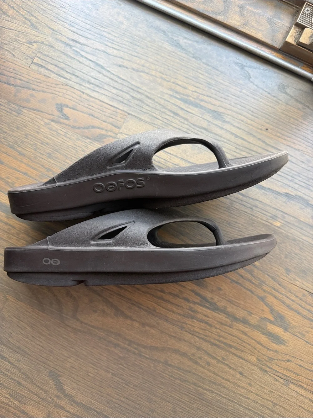OOFOS Men's Brown Recovery Thong Sandals